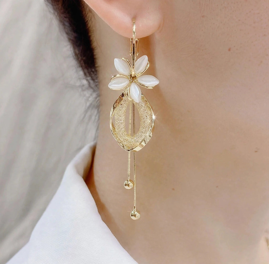 Aretes Elegantes de Flor — Bisutería Femenina Delicada y Sofisticada